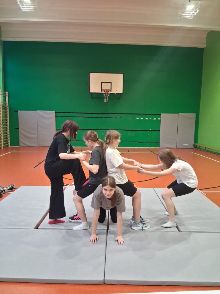 Dziewczęta podczas robienia piramid - akrobatyczne figury