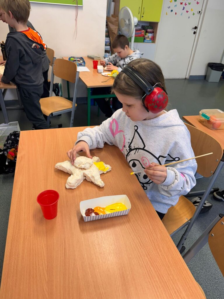 Dziewczynka tworzy pracę plastyczną