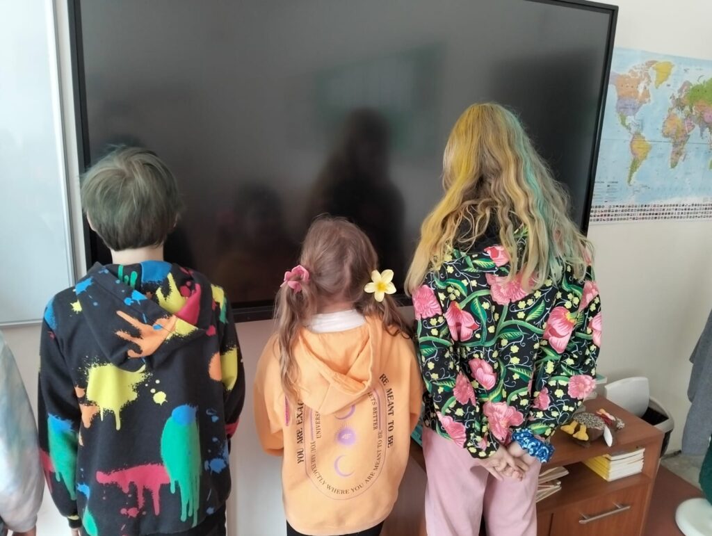 Uczniowie w szalonych fryzurach