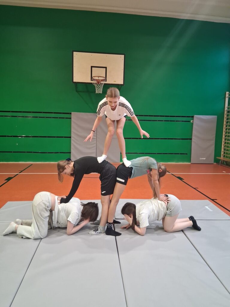 Dziewczęta podczas robienia piramid - akrobatyczne figury