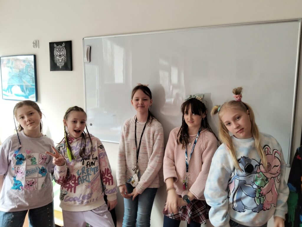 Uczniowie w szalonych fryzurach