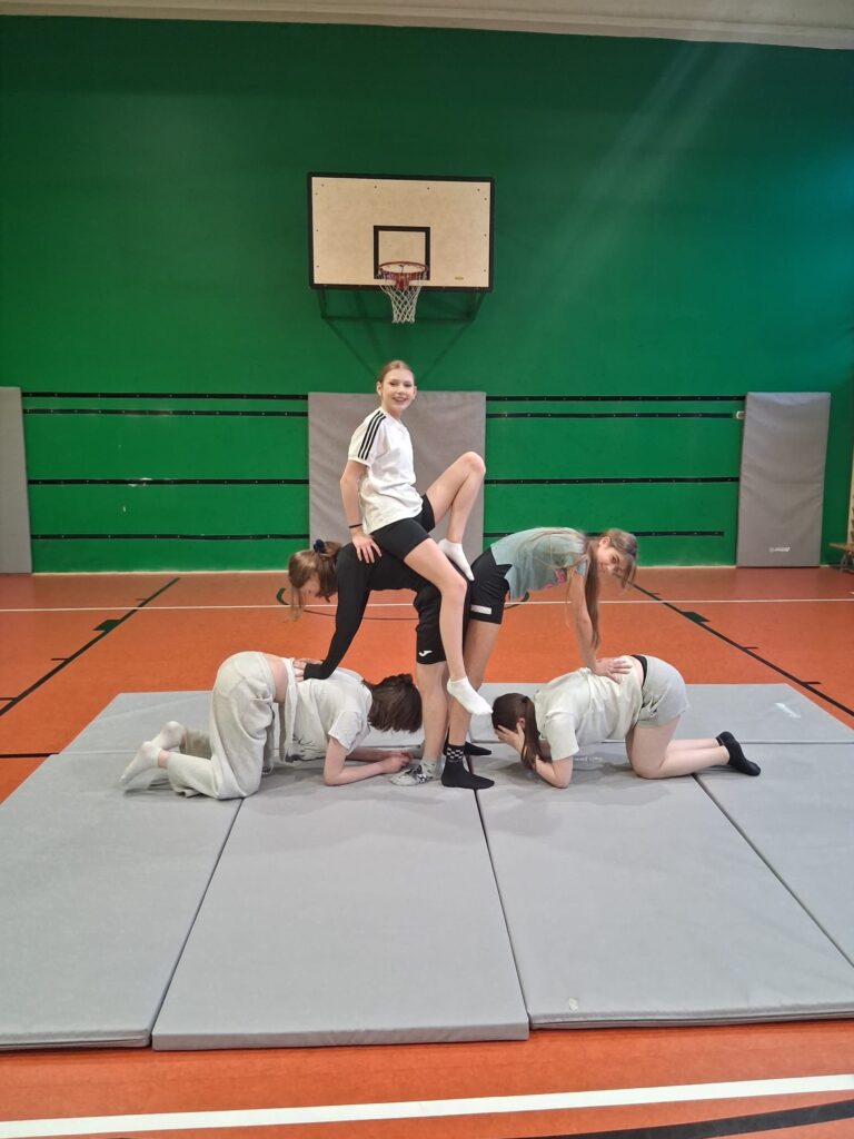 Dziewczęta podczas robienia piramid - akrobatyczne figury