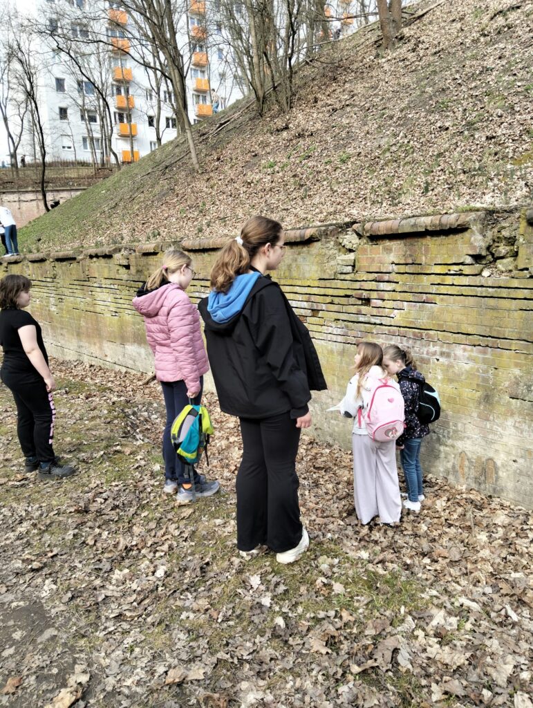 Uczniowie podczas zadań w grze terenowej