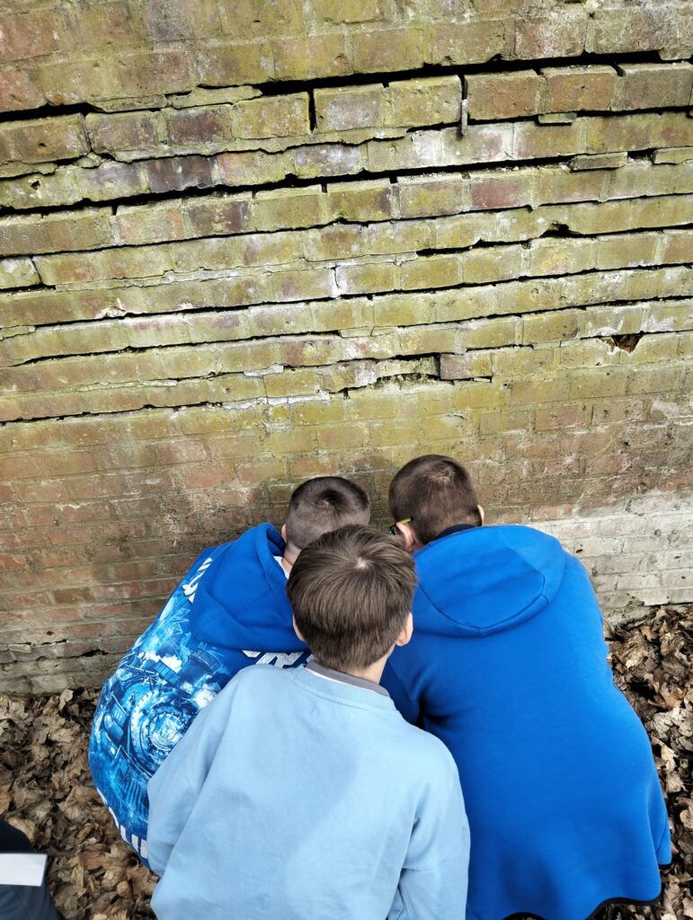 Uczniowie podczas zadań w grze terenowej