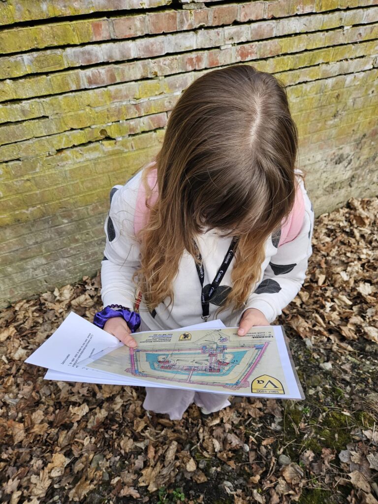 Uczniowie podczas zadań w grze terenowej