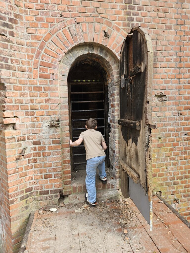 Uczniowie podczas zadań w grze terenowej