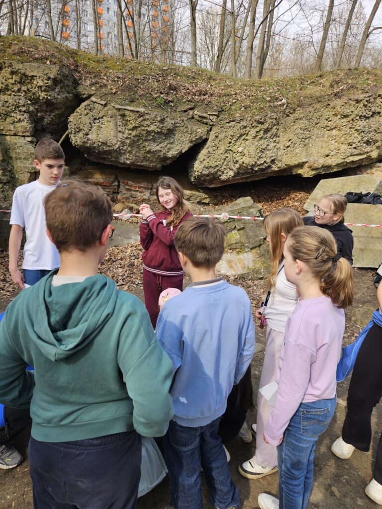 Uczniowie podczas zadań w grze terenowej
