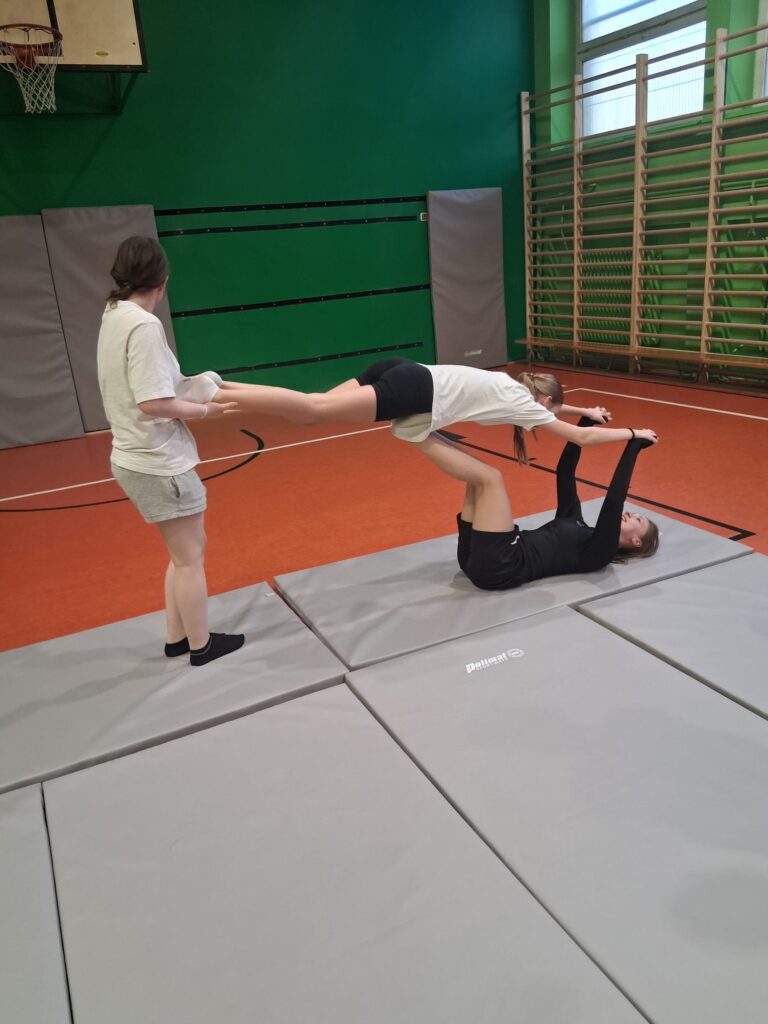 Dziewczęta podczas robienia piramid - akrobatyczne figury