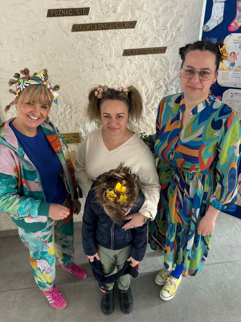 Uczeń z nauczycielami w szalonej fryzurze