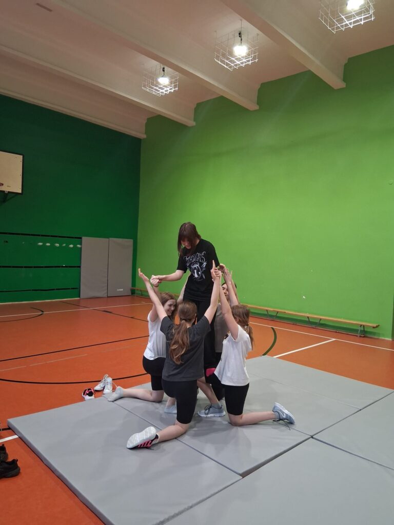 Dziewczęta podczas robienia piramid - akrobatyczne figury