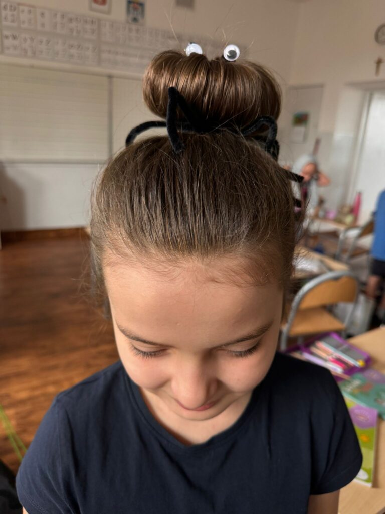 Uczennica w szalonej fryzurze