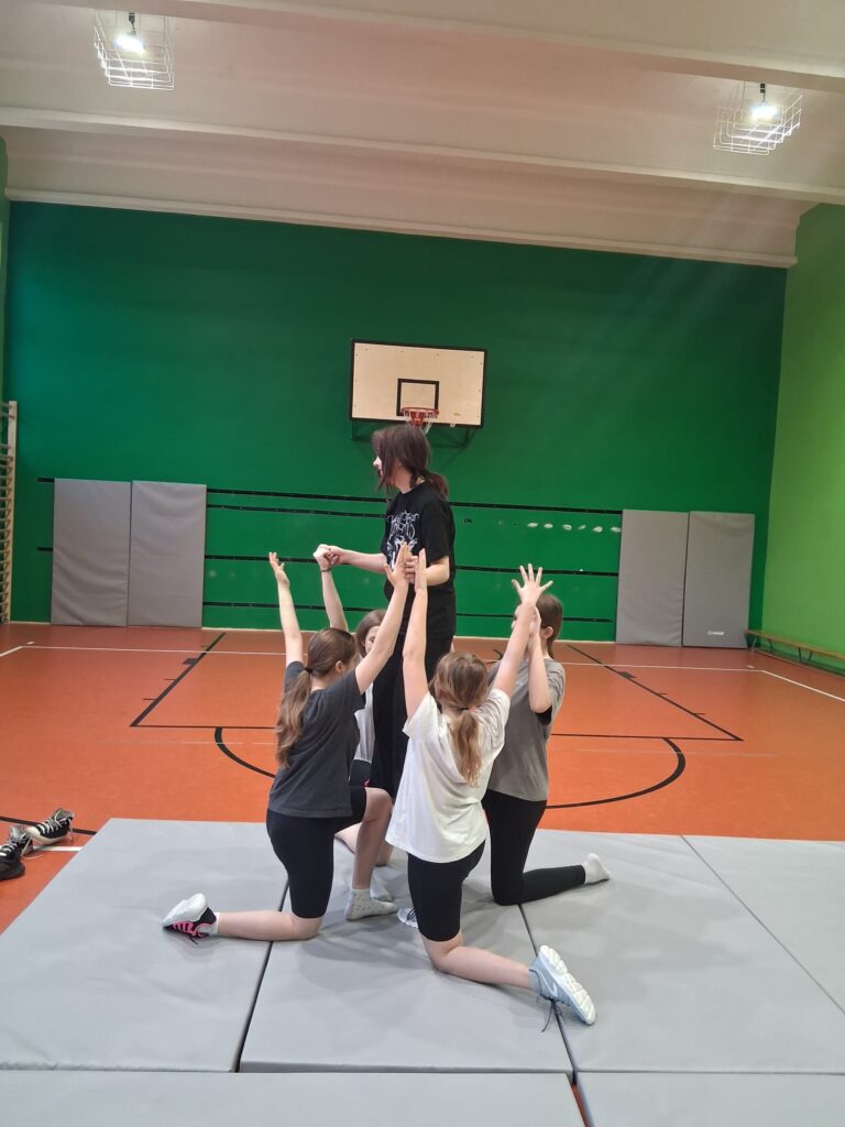 Dziewczęta podczas robienia piramid - akrobatyczne figury