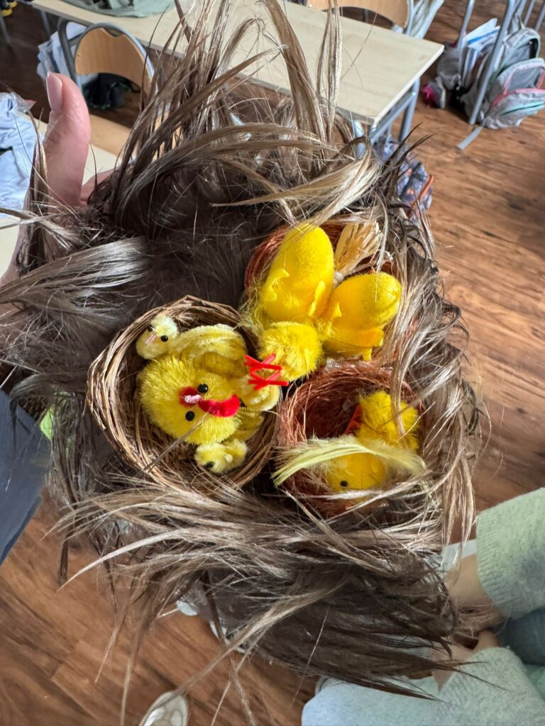 Uczeń w szalonej fryzurze