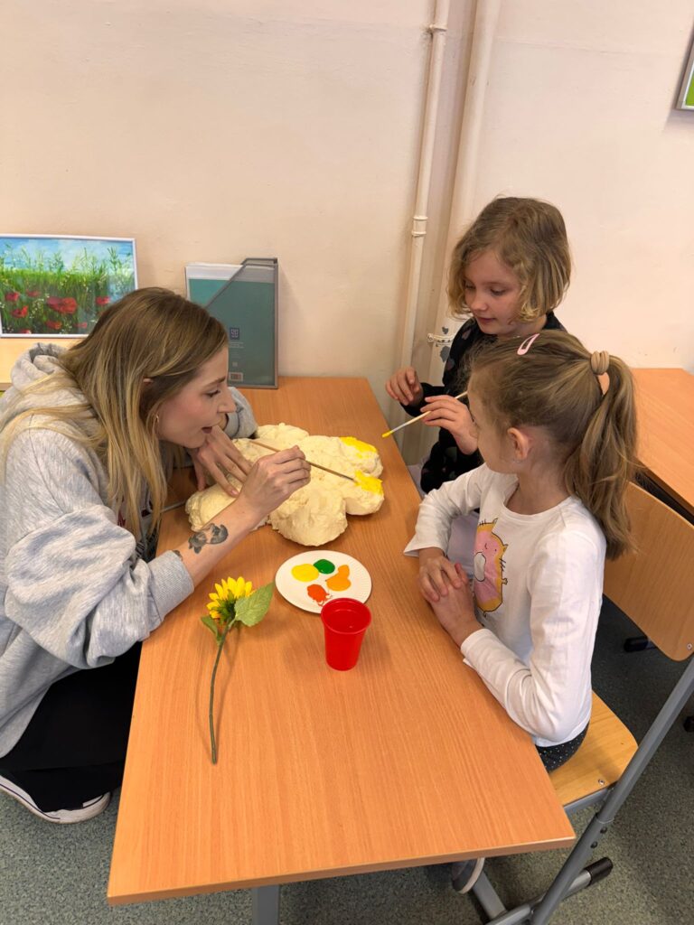 Dziewczynki tworzą pracę plastyczną