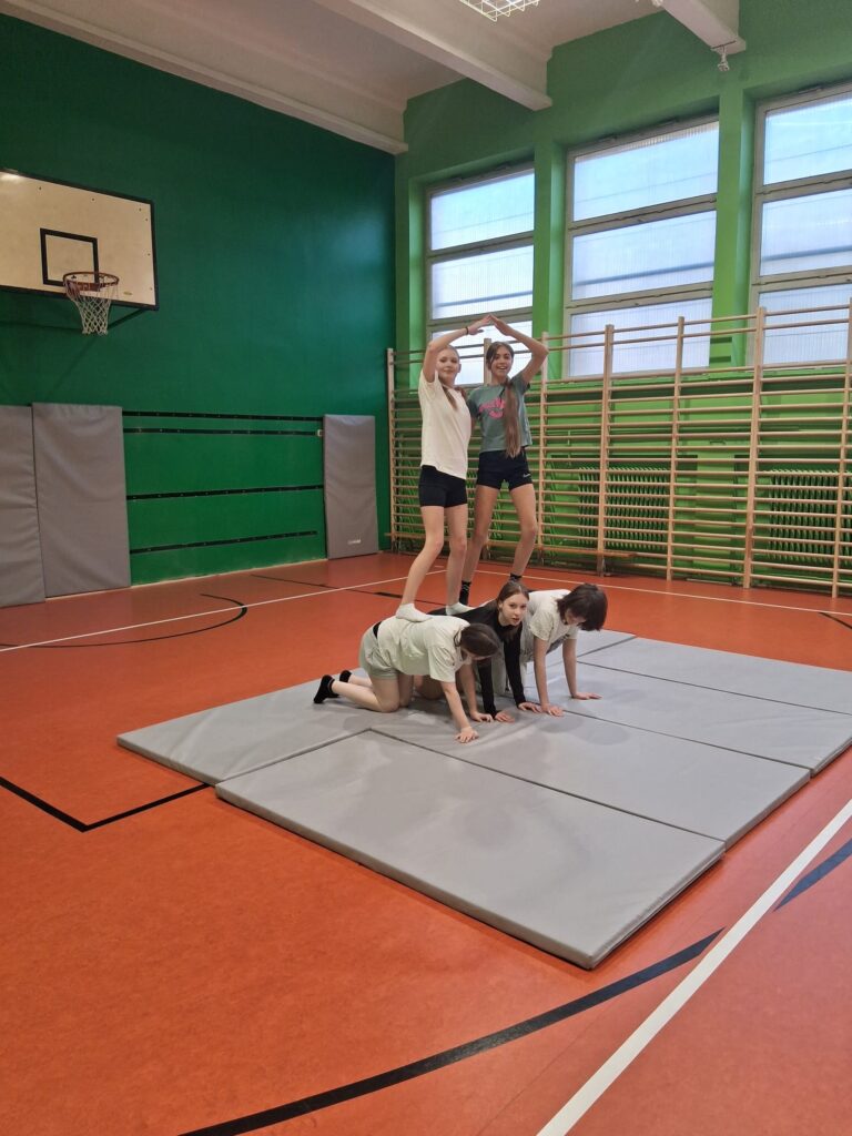 Dziewczęta podczas robienia piramid - akrobatyczne figury