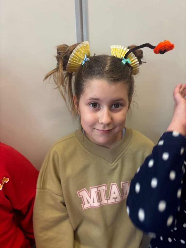 Uczennica w szalonej fryzurze