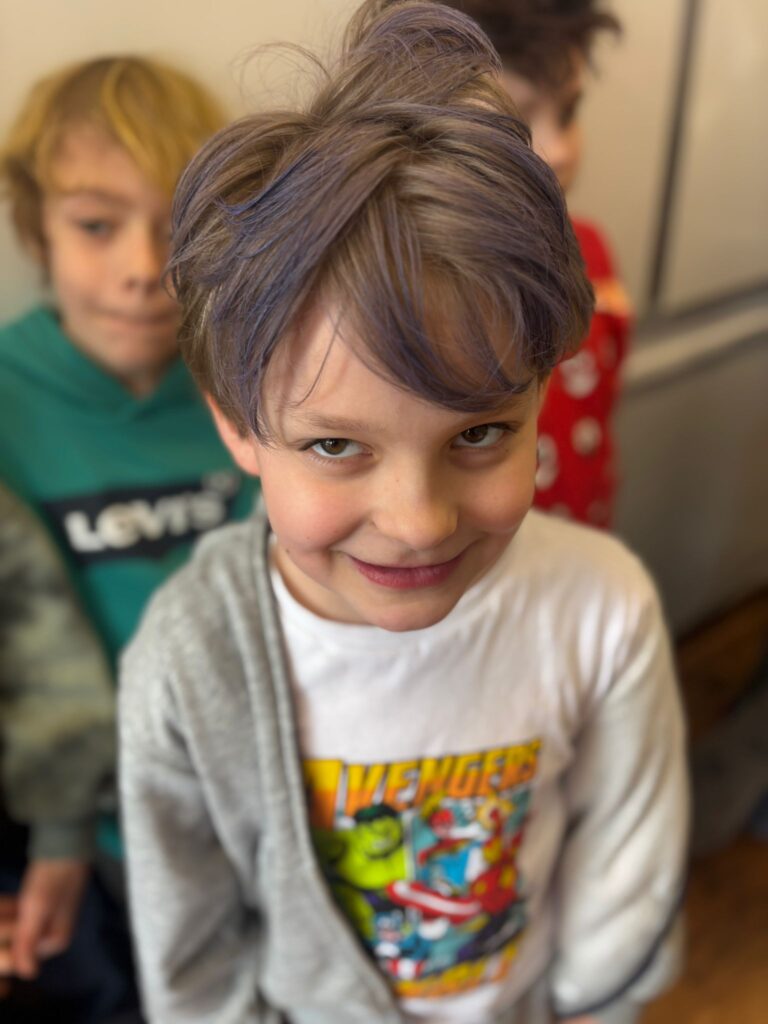 Uczeń w szalonej fryzurze