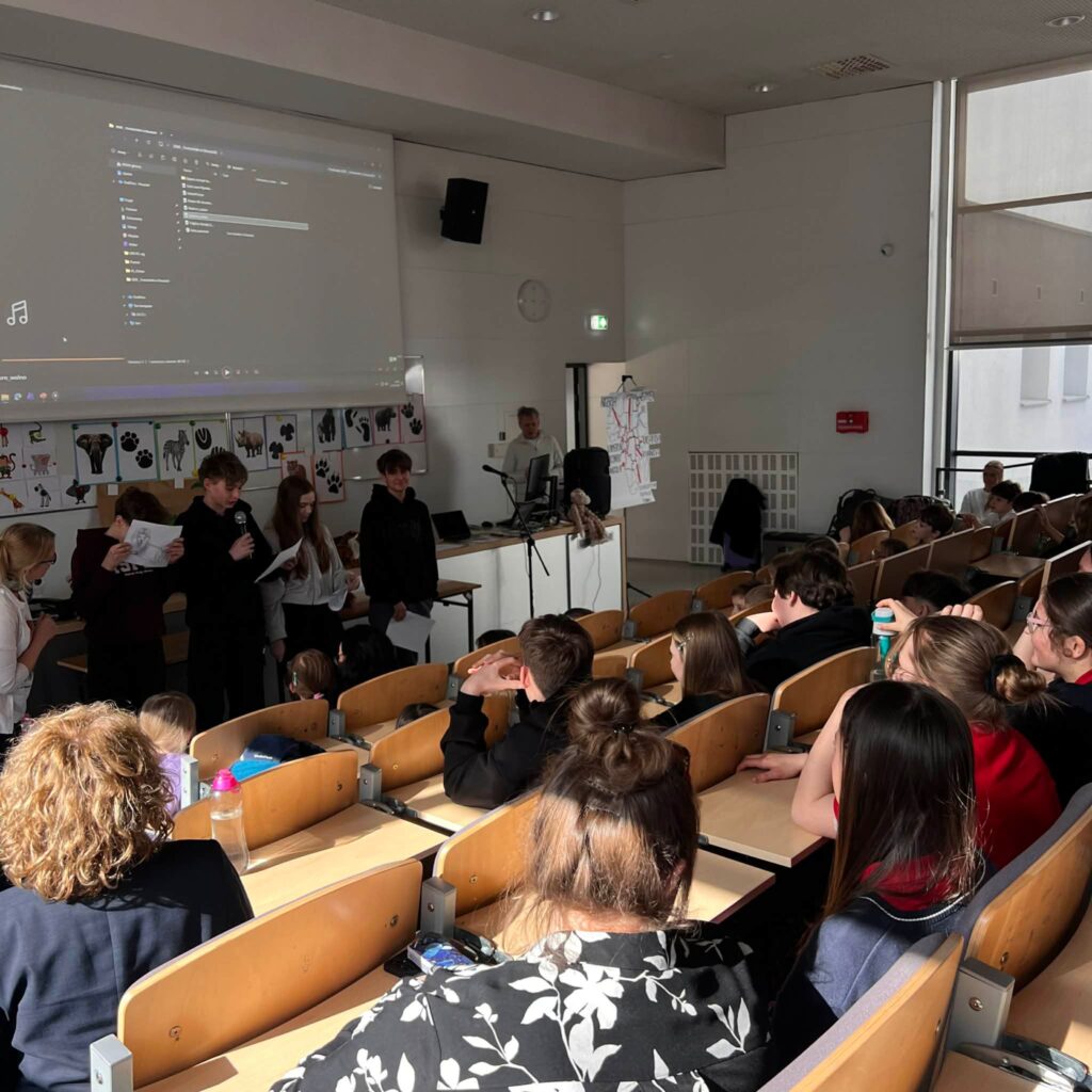 Uczniowie podczas prezentacji 