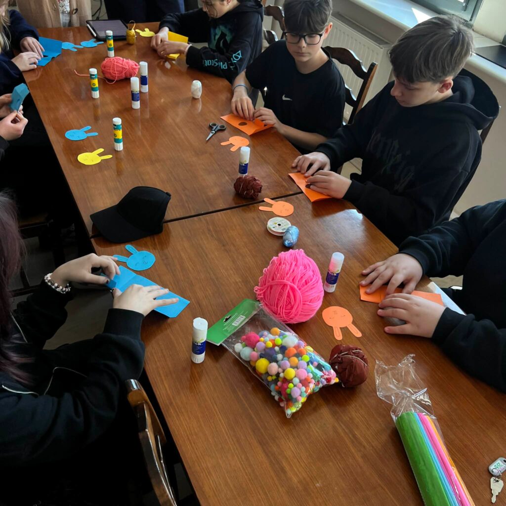 Uczniowie podczas warsztatów wielkanocnych