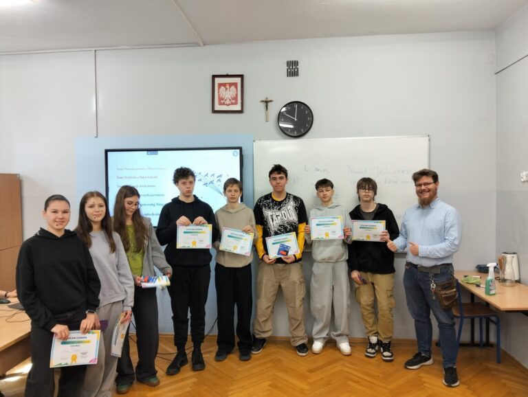 Uczniowie biorący udział w konkursie z przedstawicielem RR