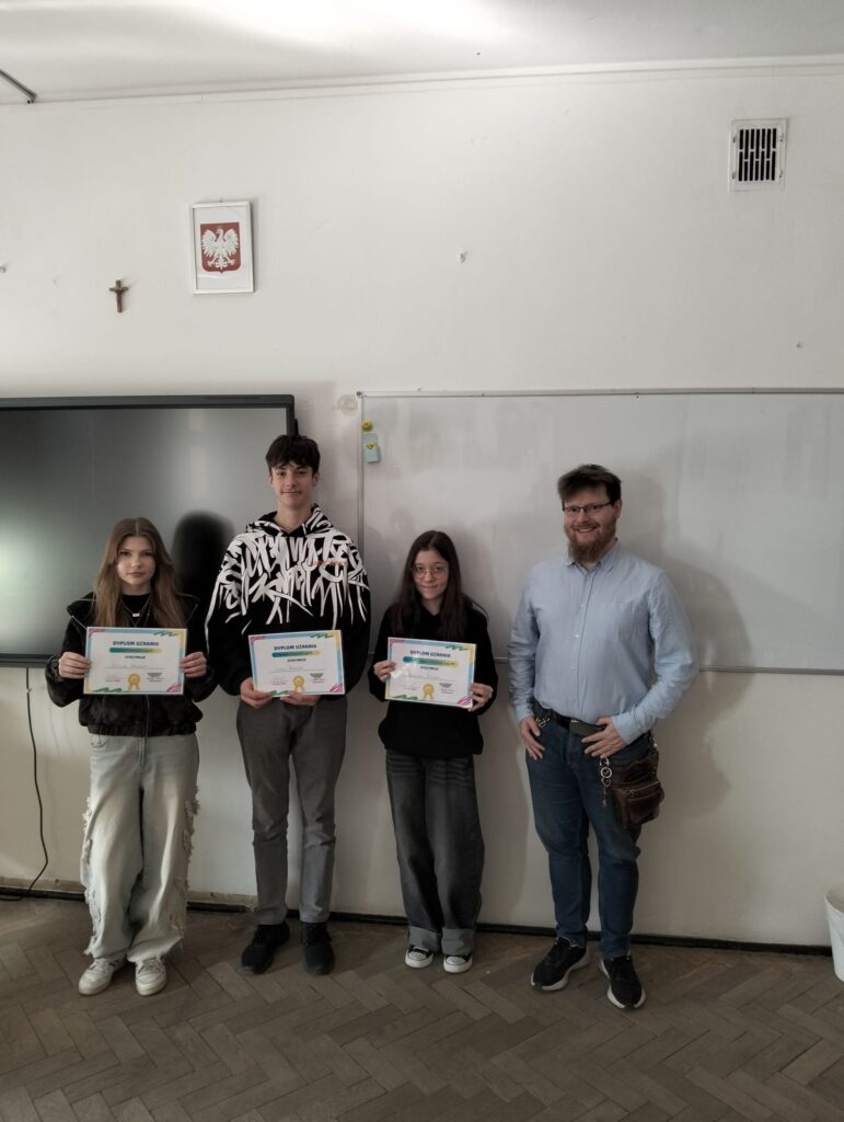 Uczniowie biorący udział w konkursie z przedstawicielem RR