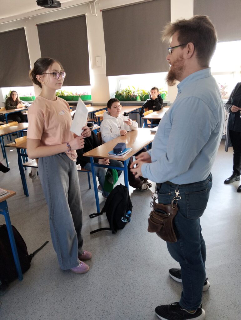 Uczniowie biorący udział w konkursie z przedstawicielem RR