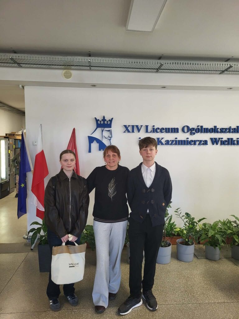 Uczestnicy konkursu z sp 84 z nauczycielką chemii