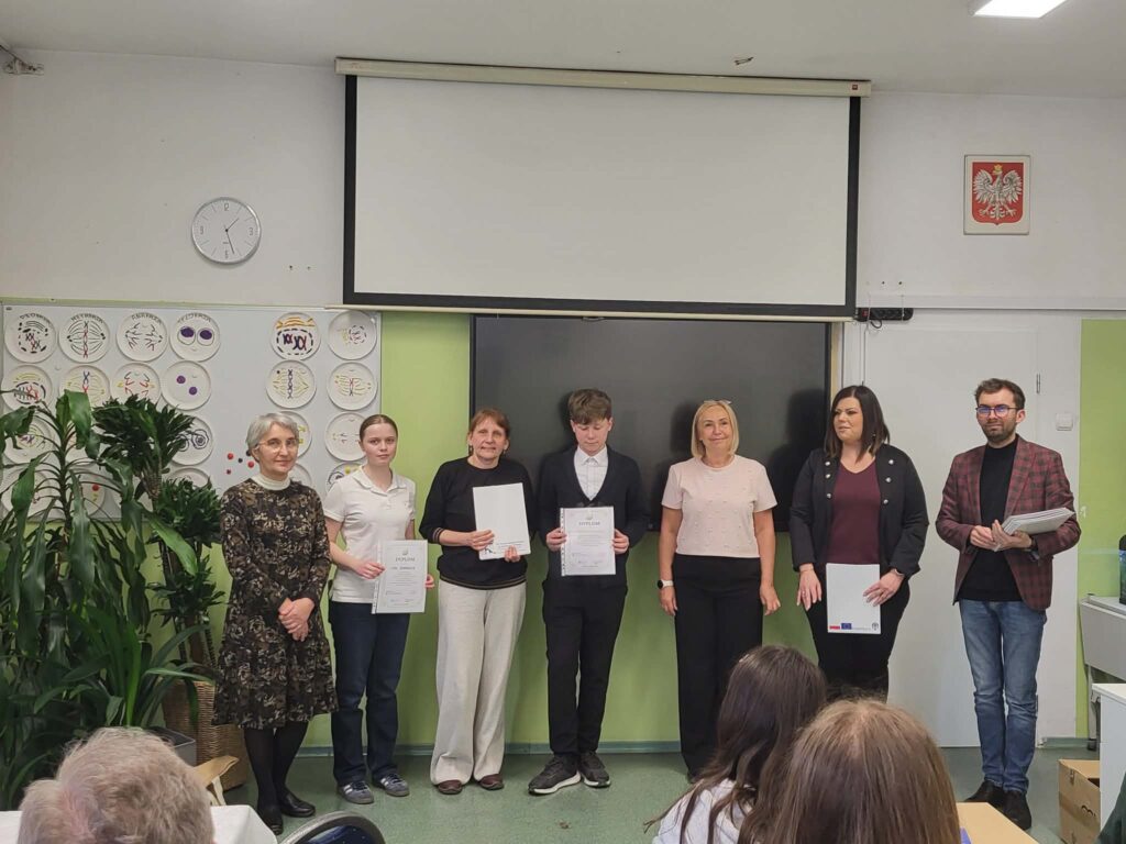 Uczestnicy konkursu z komisją