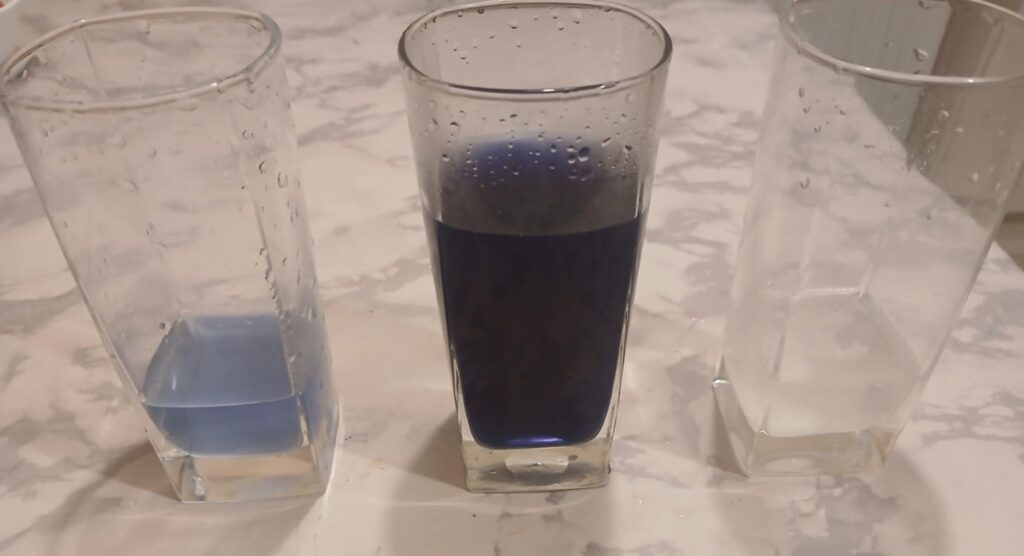 szklanki z doświadczeniem 