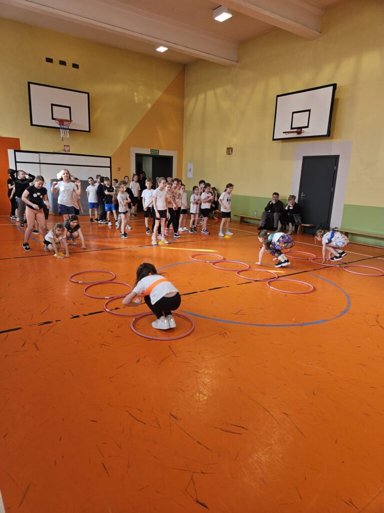 Uczniowie podczas wyścigów