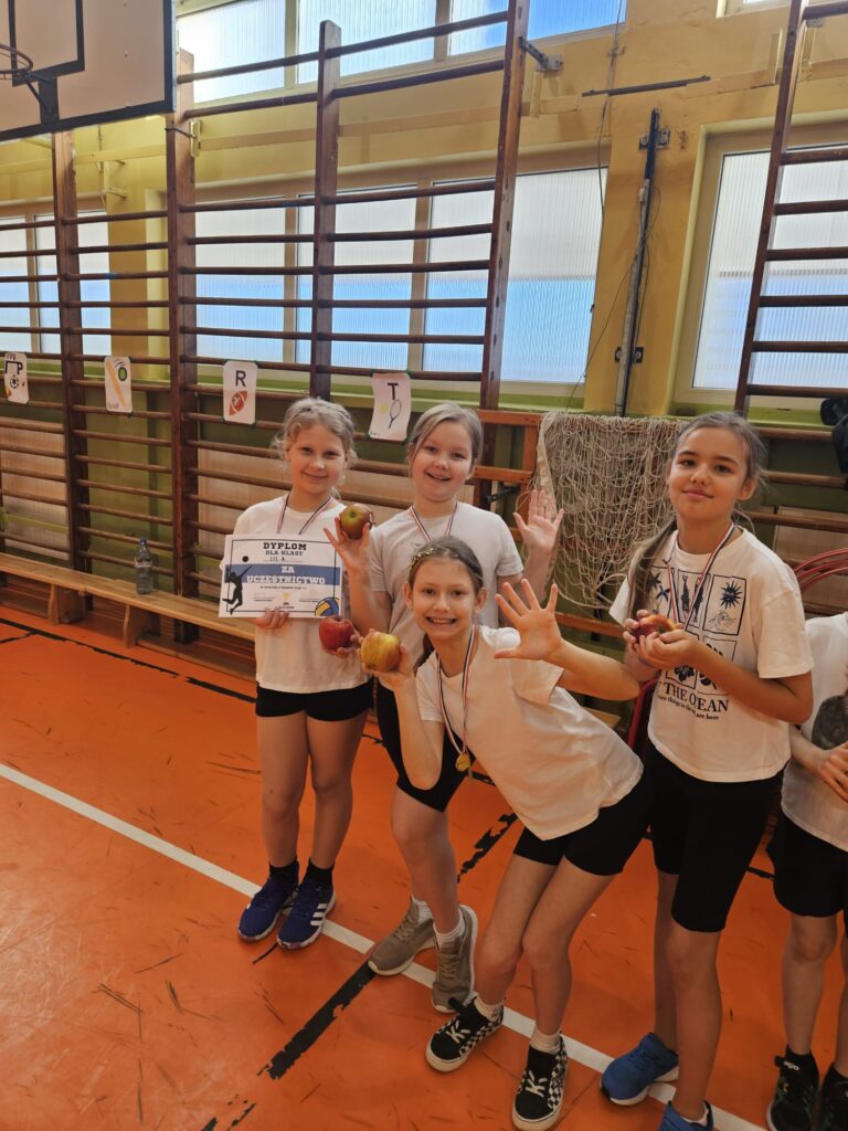 Uczniowie z dyplomem po zakończonej zabawie 