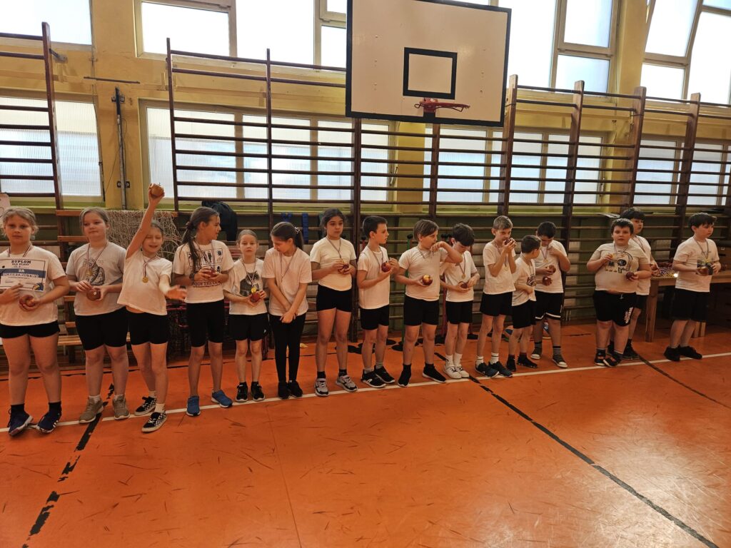 Uczniowie z dyplomem po zakończonej zabawie 