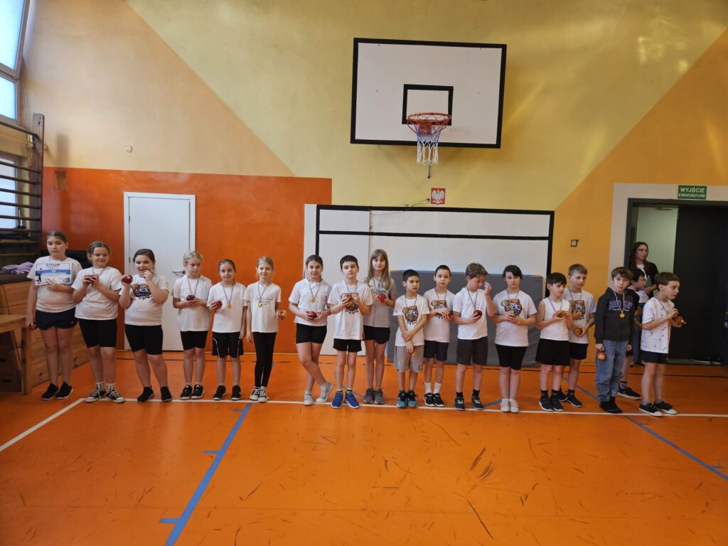 Uczniowie na wspólnym zdjęciu  po zakończonej zabawie 