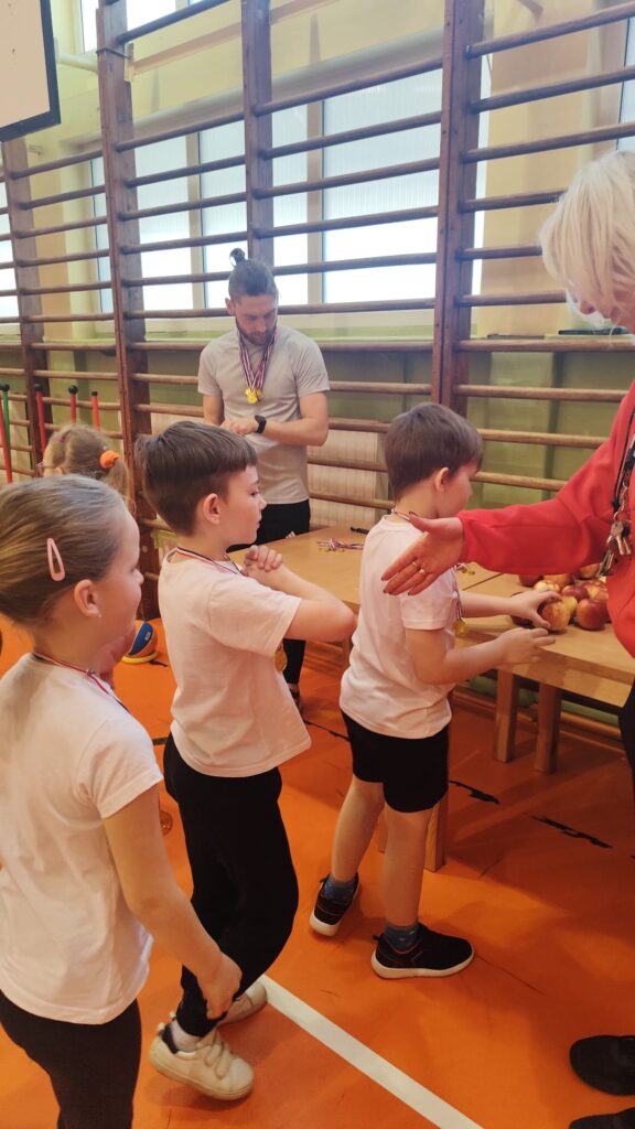 Uczniowie odbierają nagrody 