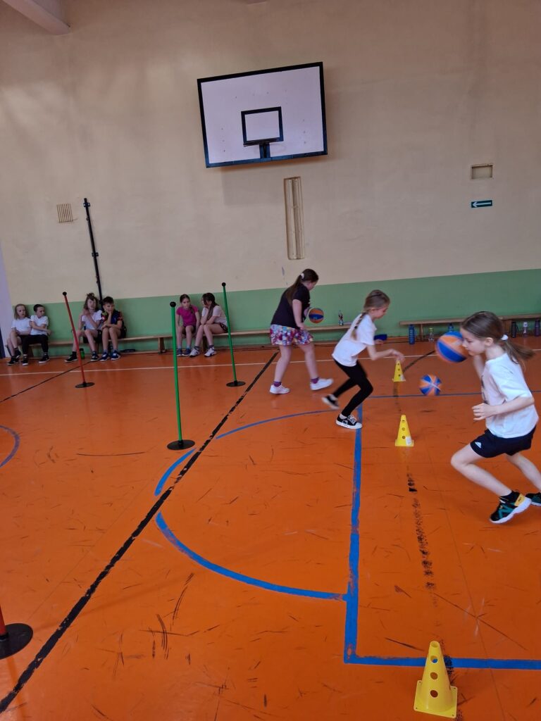 Uczniowie podczas wyścigów