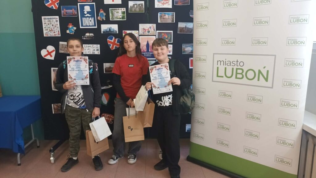 Uczniowie sp 84 z dyplomami oraz nagrodami