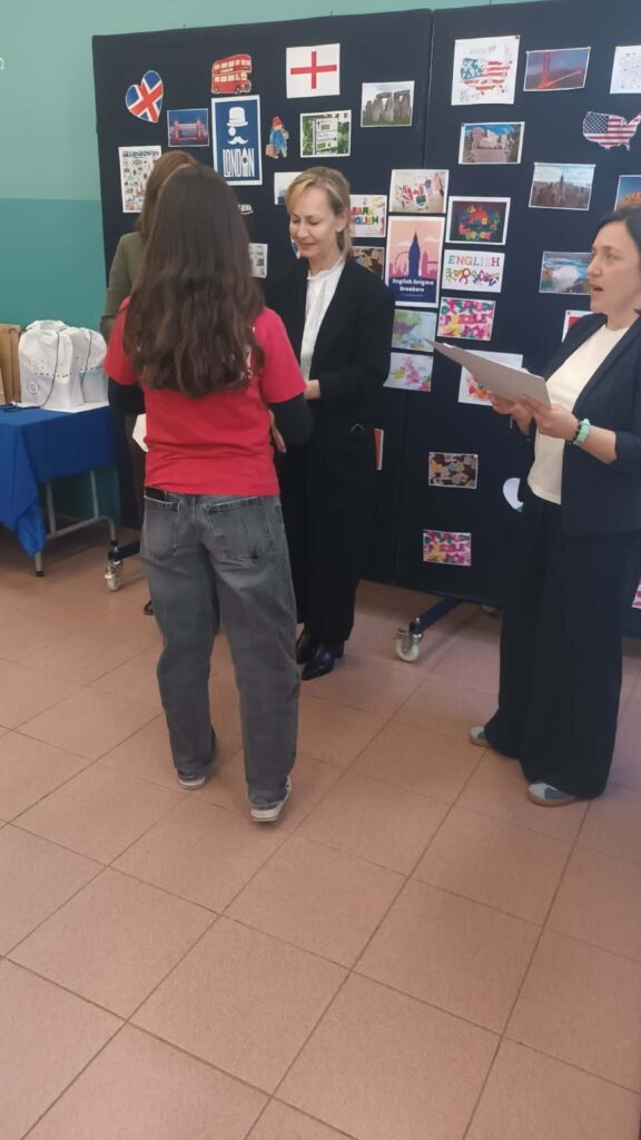 Uczennica sp 84 odbierająca nagrodę 