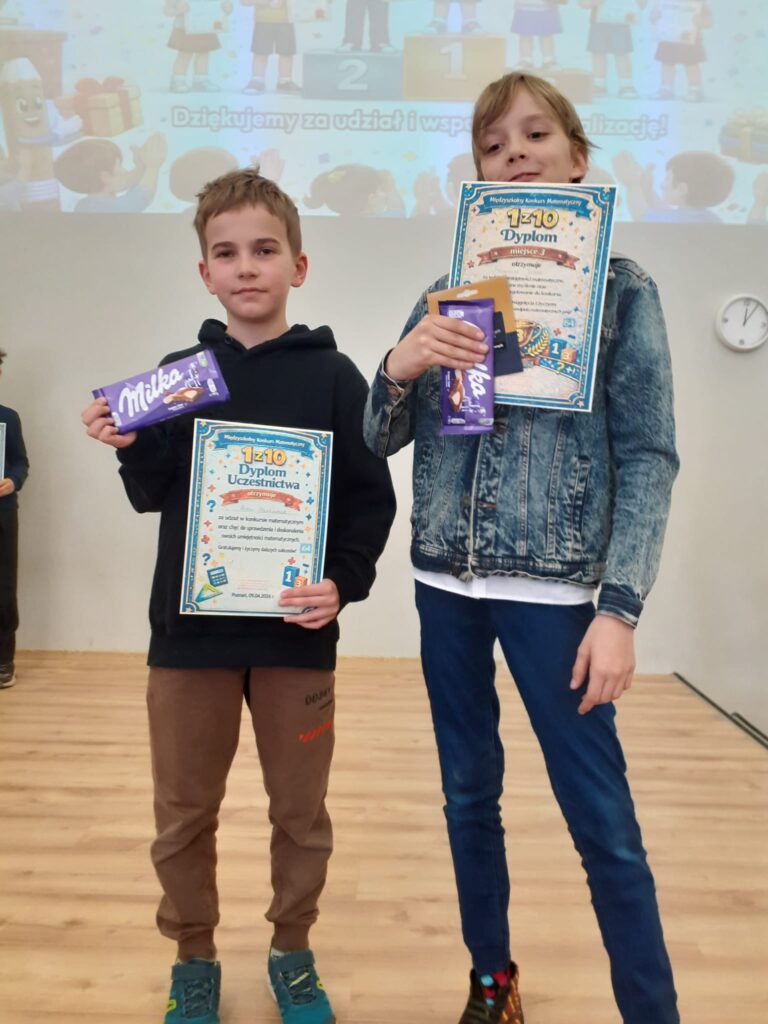Chłopcy z sp 84 z dyplomami oraz nagrodami na wspólnym zdjęciu