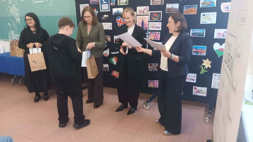 Uczeń sp 84 odbierający nagrodę 