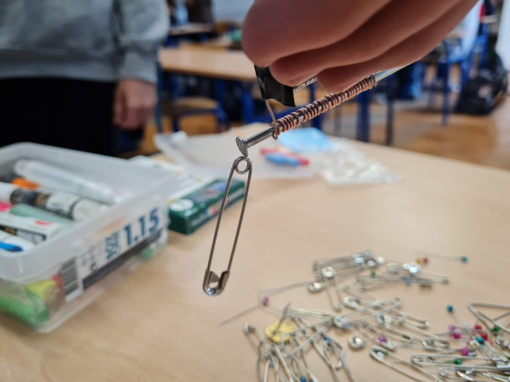 elektromagnes łapie agrafkę