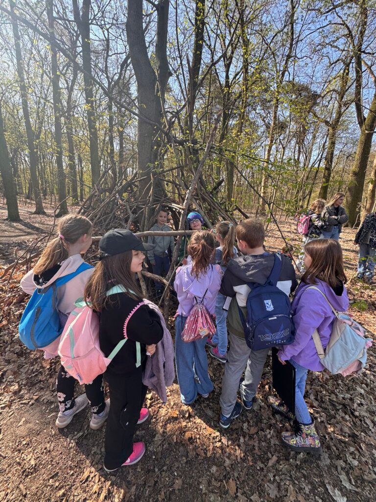 Dzieci podczas budowania szałasu