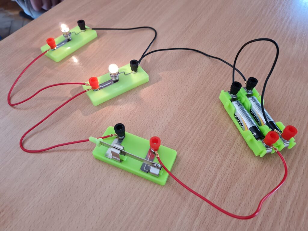 Obwód z świecącymi żarówkami