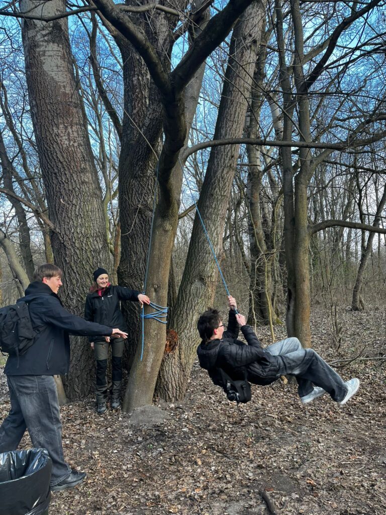Huśtawka w lesie 