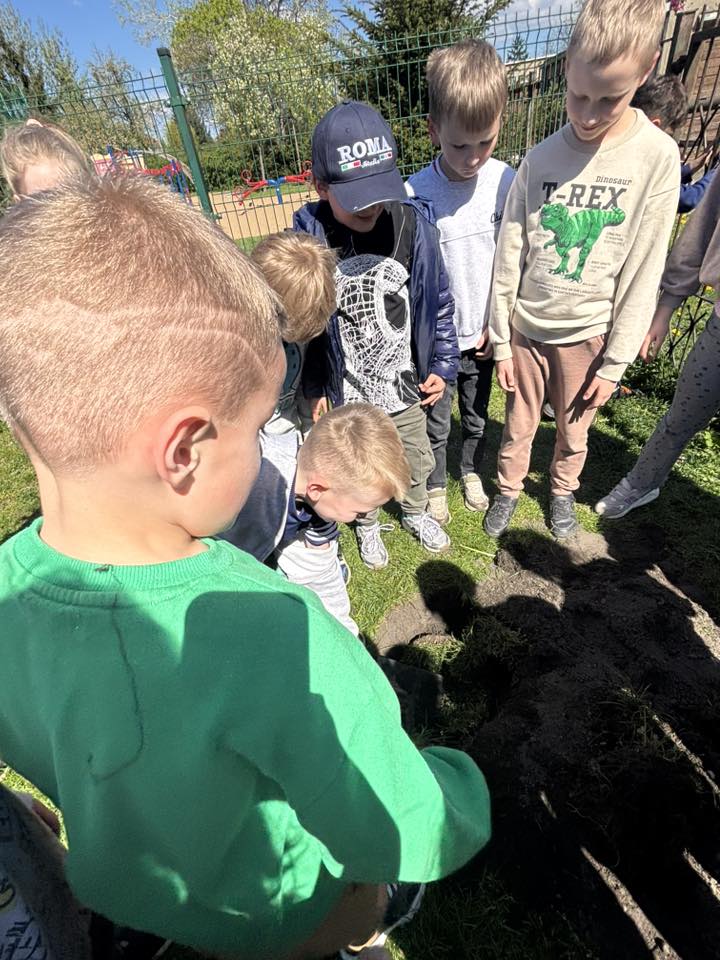 Dzieci kopią podłoże pod drzewko