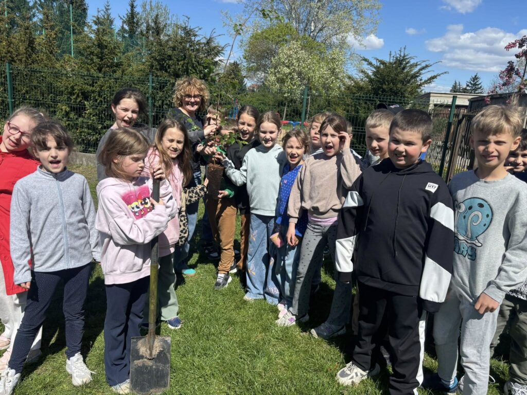 Wspólne zdjęcie z drzewkiem