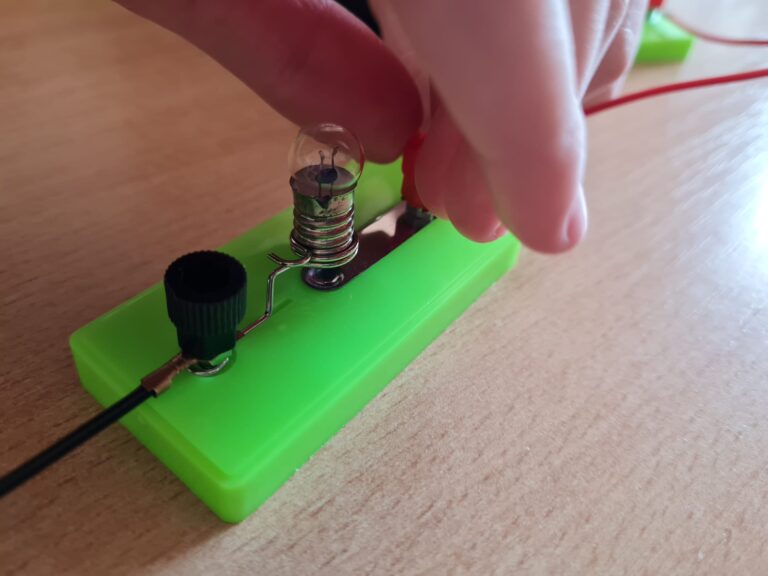 Tworzenie obwodu, jedna ręka wkręca kabelek