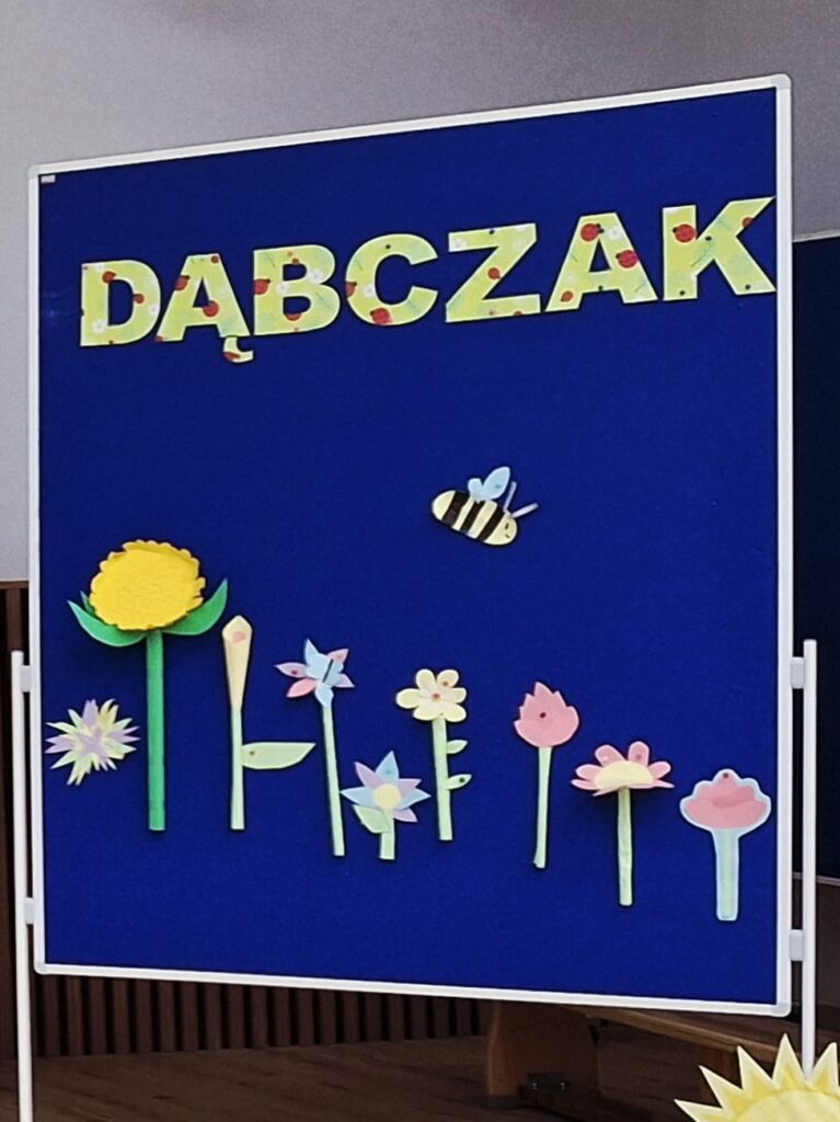 Tablica z kolorowym napisem Dąbczak