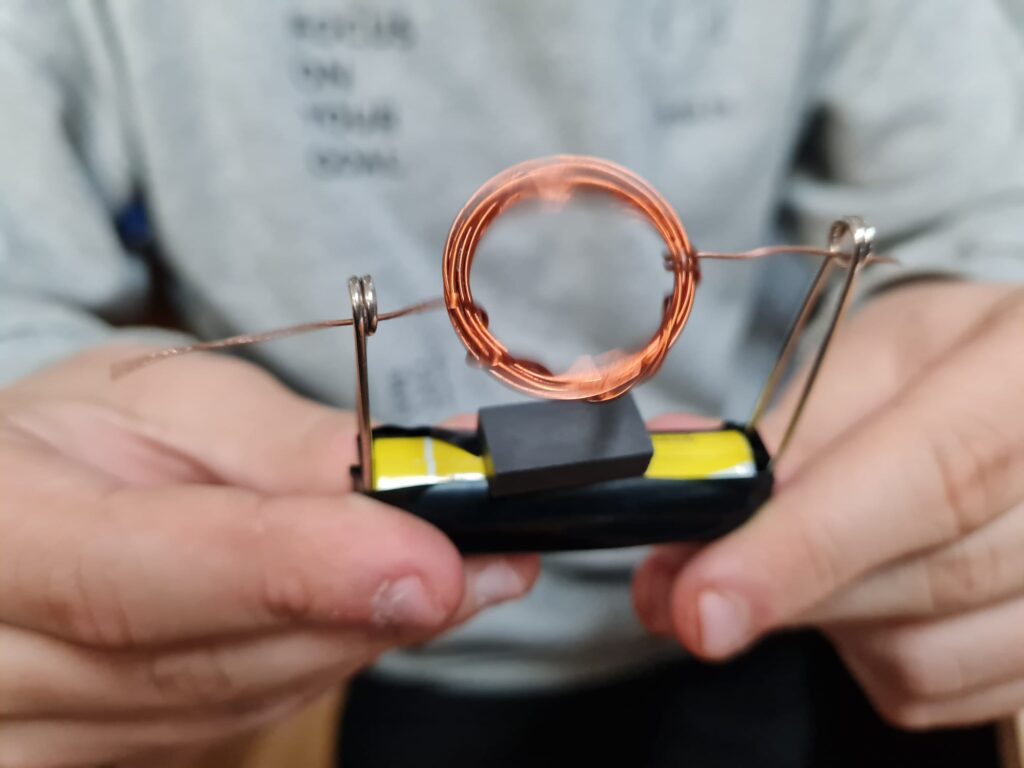 Uczeń trzyma część eksperymentu