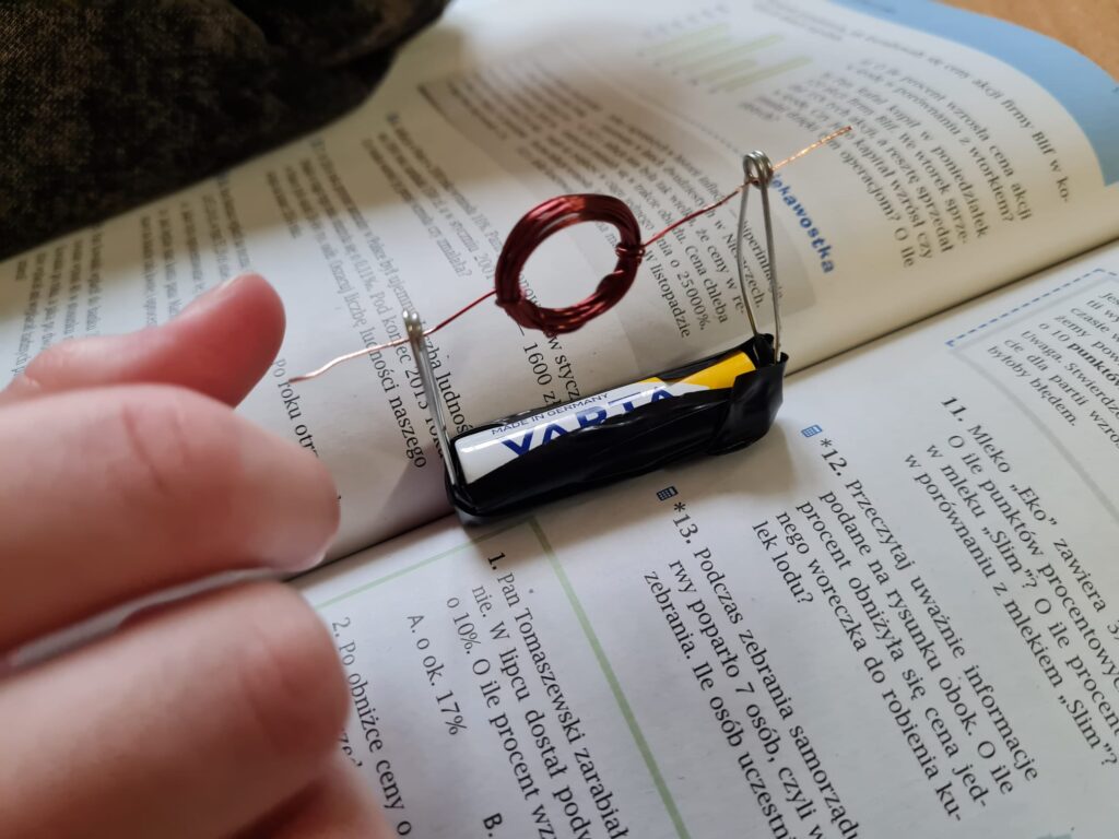 Eksperyment leży na książce, jest to część silniczka 