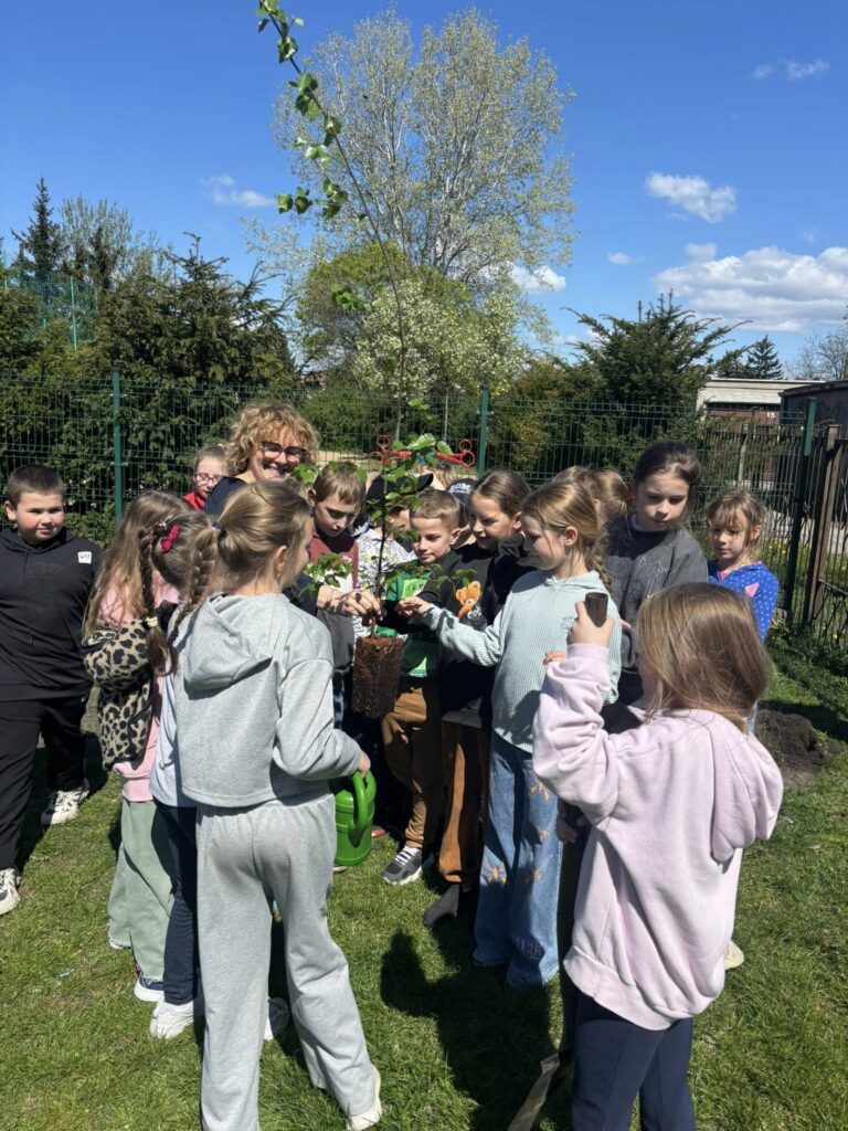 Wspólne sadzenie drzewka 